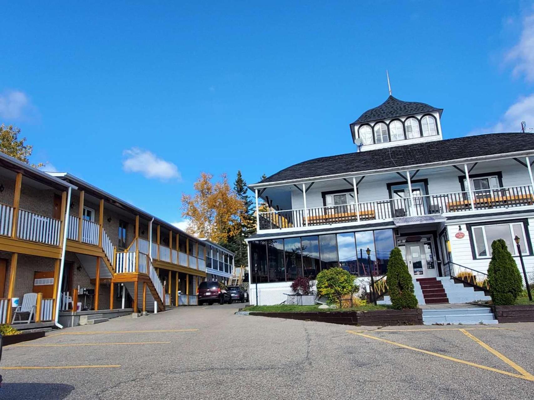 Hotel Georges Tadoussac Buitenkant foto