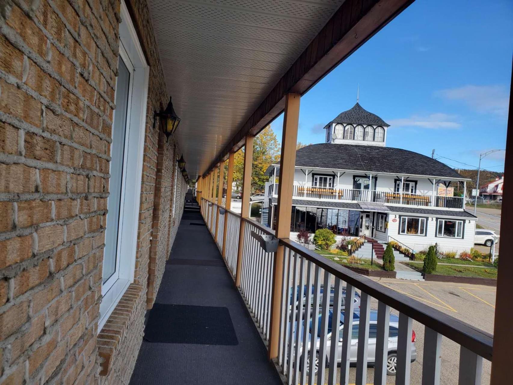 Hotel Georges Tadoussac Buitenkant foto